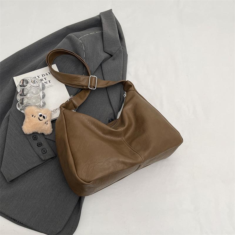 

Large-capacity bag women s autumn and winter 2025 new retro versatile shoulder messenger bag with simple texture women s dumpling bag