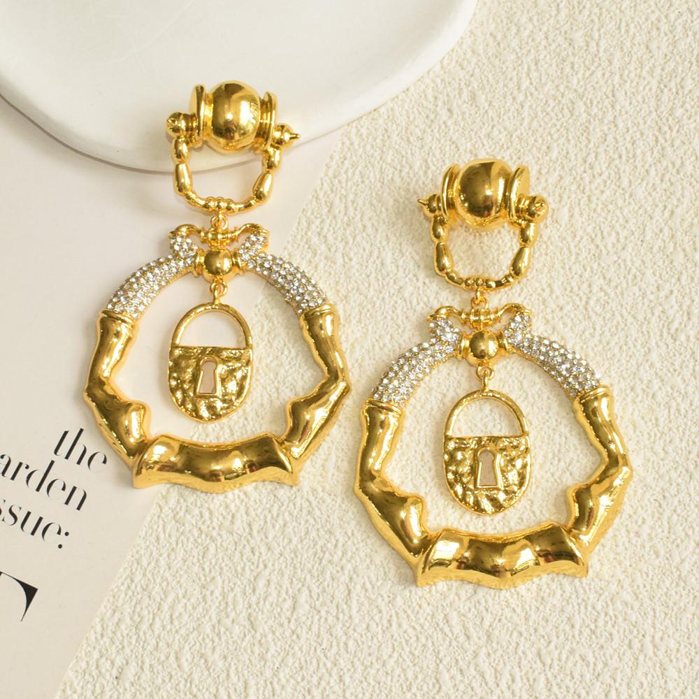 Exaggerated Vingate Metal Alloy Lock Pendant Dangle Earrings for Women Jewelry Fashion Show Model Statement Earrings Accessories