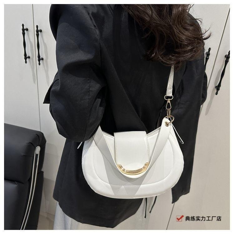 Retro fashion simple temperament commuter shoulder bag women's spring and summer texture armpit bag Korean version saddle bag trend
