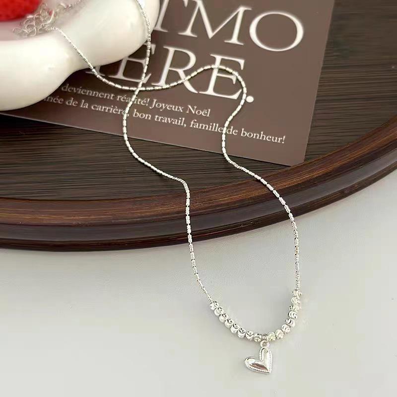 Heart-Shaped Beaded Necklace: Light Luxury Clavicle Chain for Women, Cool and Simple Style, Perfect Sweater Accessory.