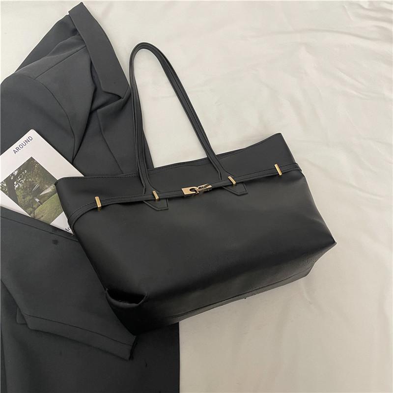 

Autumn and winter new fashion single shoulder armpit bag niche high sense large capacity portable commuter tote women s bag