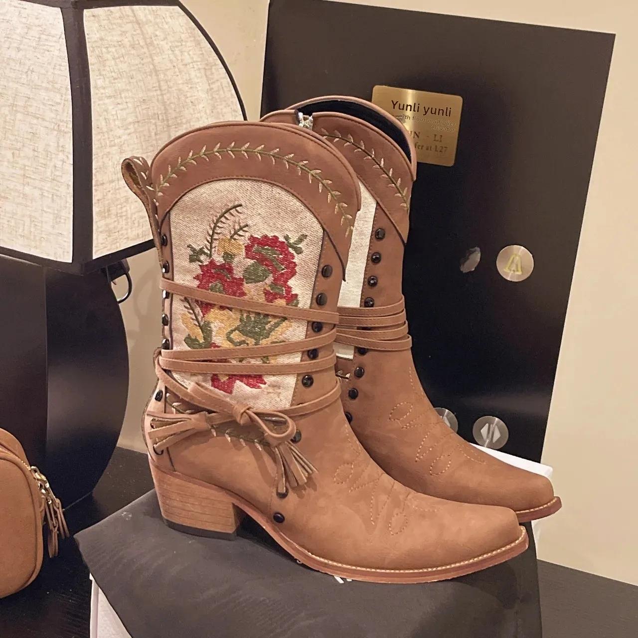 

Модные ретро вышитые V-образный вырез модные ботинки женские квадратный носок большой размер осень зима новый стиль боковая молния грубый деревянный каблук 35 коричневый