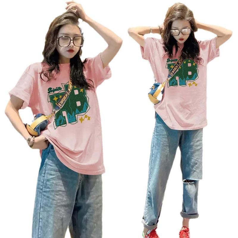 Damski T-shirt z czystej bawełny o luźnym kroju z prostymi ramionami - Wzór na lato 2024