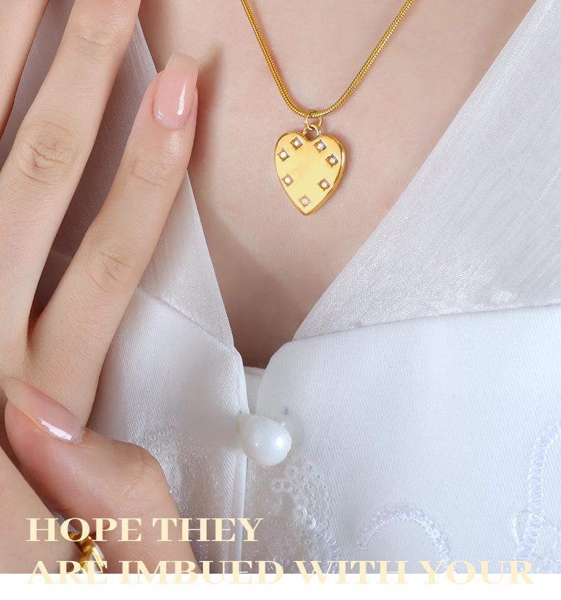 Versatile French Heart-Shaped Clavicle Necklace: Light Luxury Titanium Steel Jewelry for Women