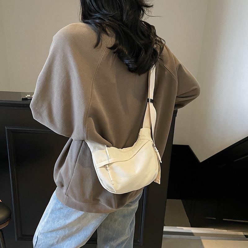 Casual big bag women's new versatile light commuter shoulder bag large capacity messenger dumpling bag