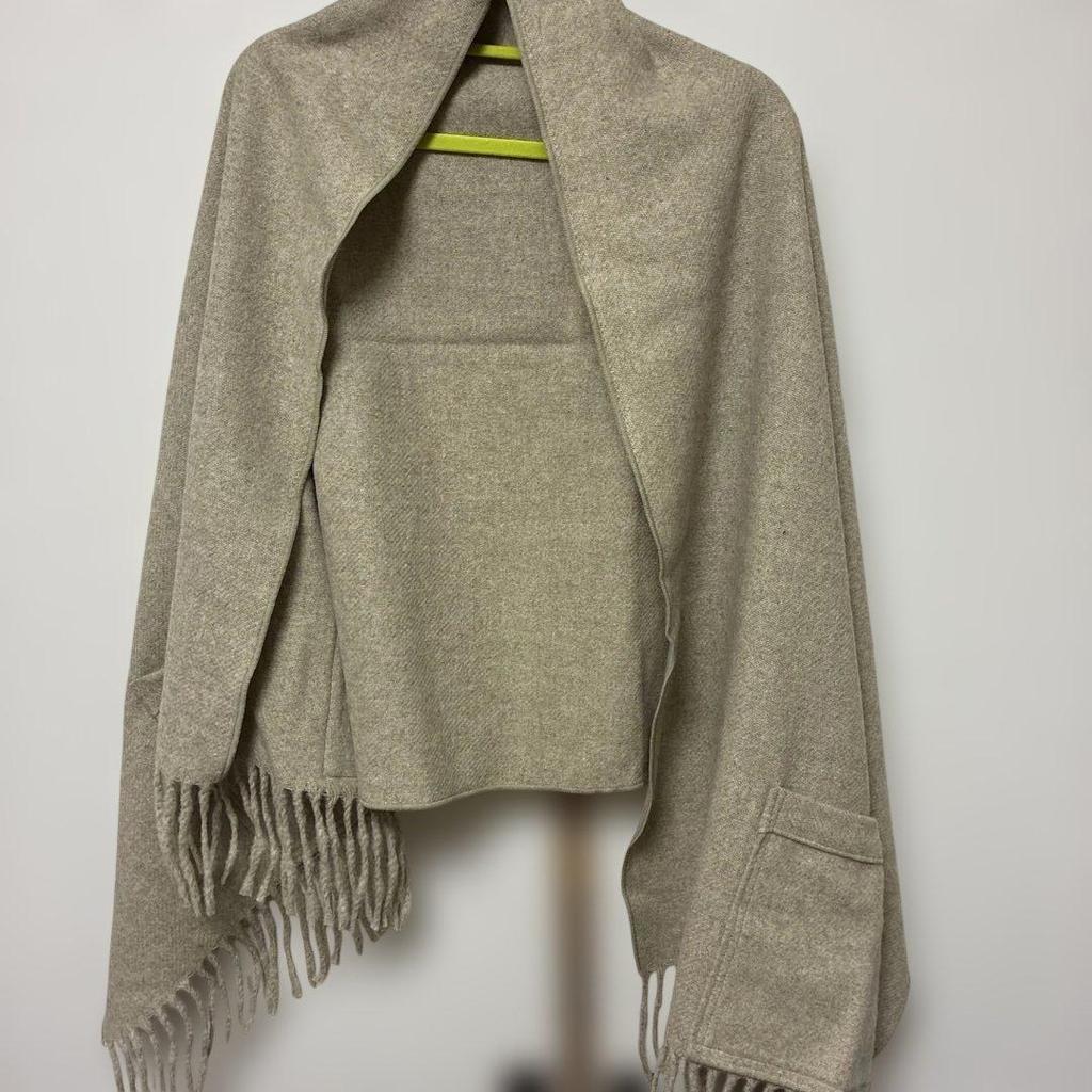 Used Made in Japan, 80% wool, 20% cashmere, beige, fringed, pocketed stole