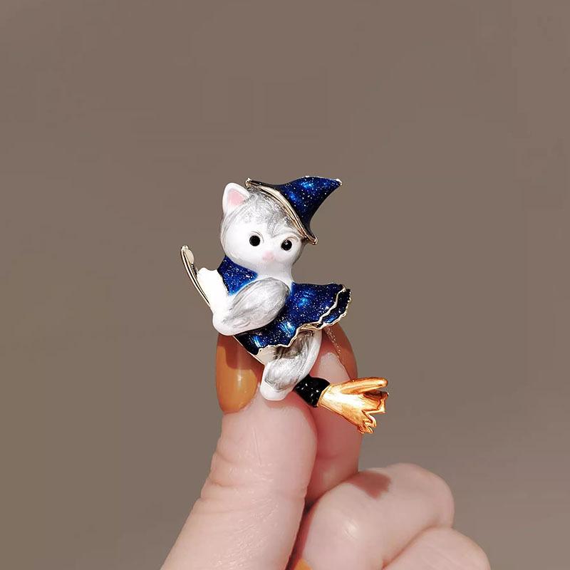 Japanische süße magische Katzenbrosche für Männer und Frauen, Nische, High-End-Design, Sinn für Cartoon-Anstecker, Kleidung mit Zubehör