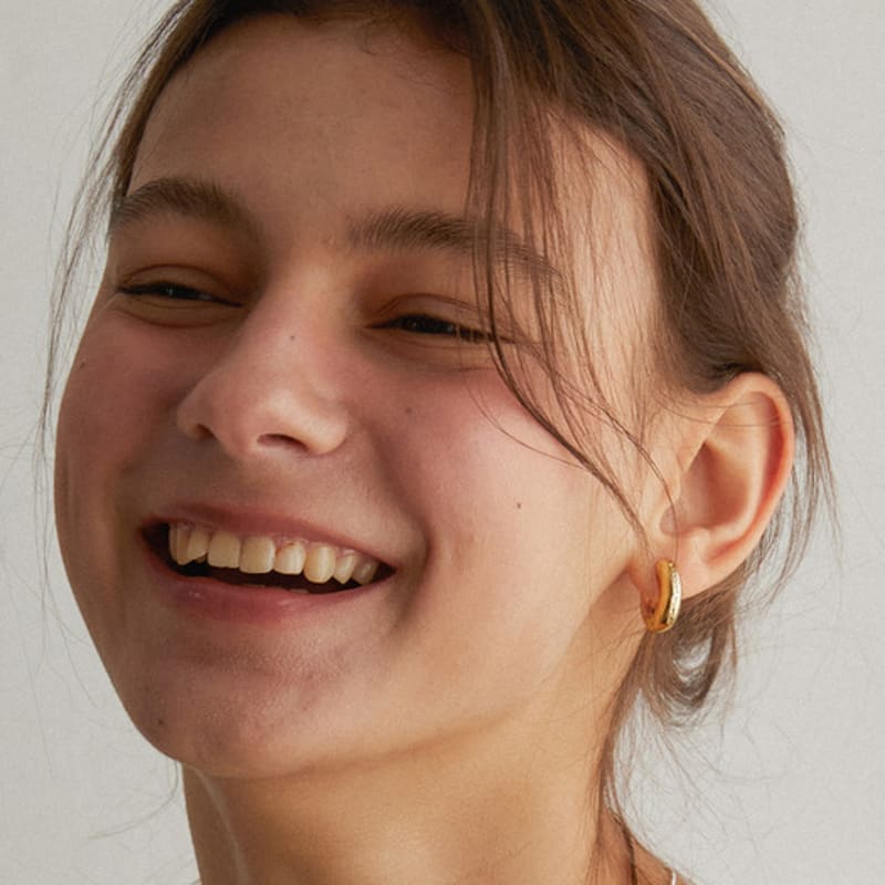 MIDNIGHT MOMENT Bold Hoop Earring - Gold