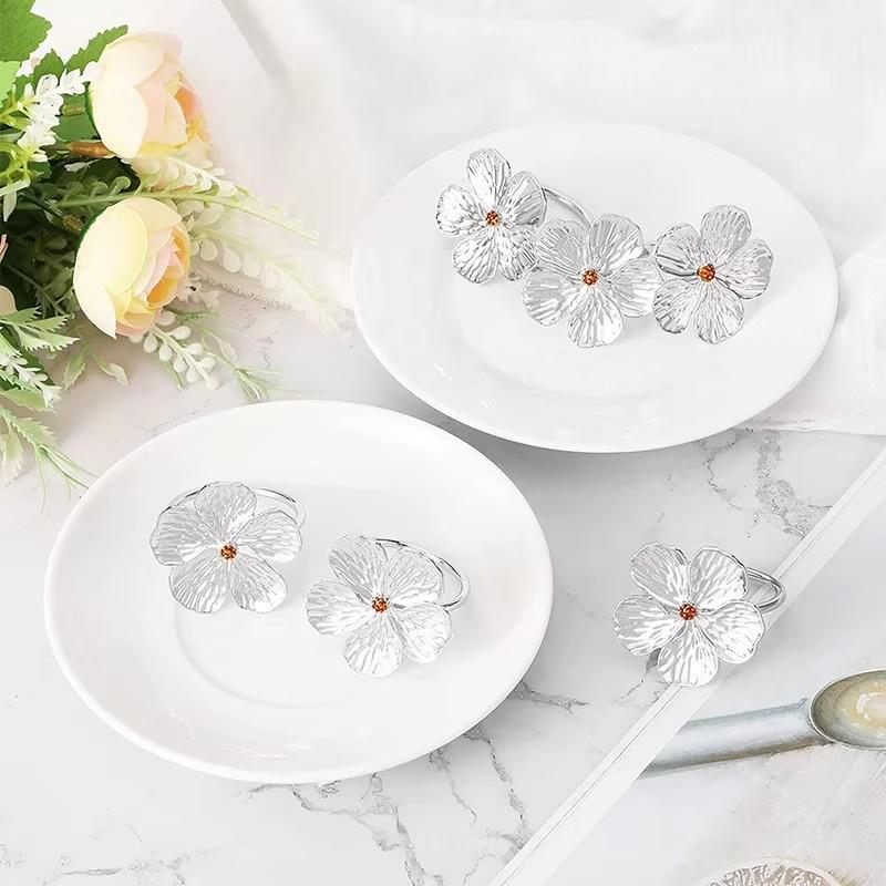 4Pcs New Plum Blossom Napkin Rings Holder Metal Flower Types Accessories For El Parties Feast Wedding Dining Table Decoration