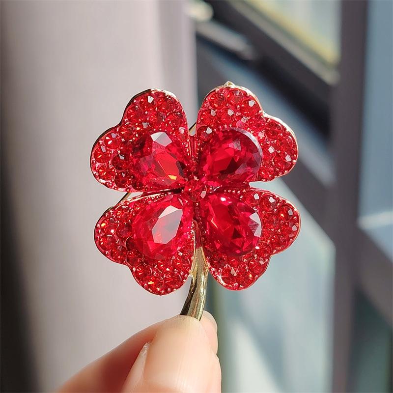 Latest Women'S Brooch Diamond Clover Brooch Simple Temperament Pin Corsage Summer Jewelry Gifts Accessories Jewelry