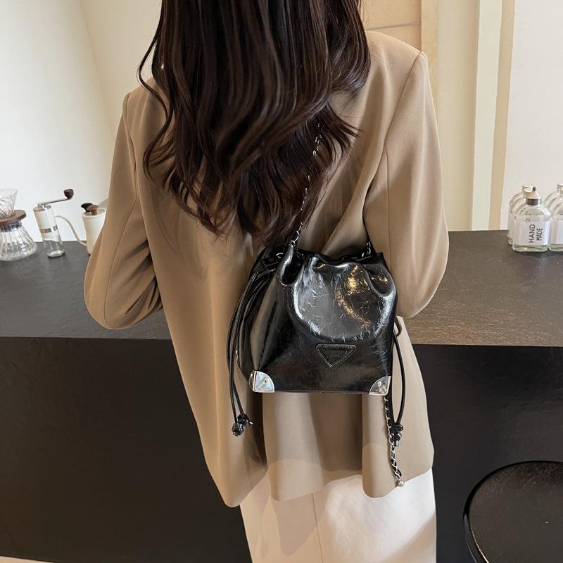 This year's popular small bag women's 2025 new versatile chain shoulder messenger bag texture Korean pleated bucket bag