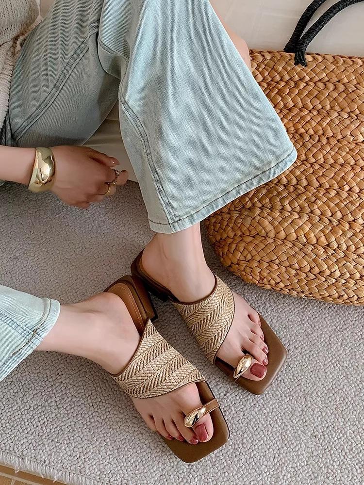 

Версия из овчины~ Ретро плетеные шлепанцы с закрытым носком женские праздничные ветрозащитные тапочки с золотой пряжкой прохладные тапочки 40