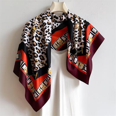 Damen 90X90cm Strandtücher Beliebtes Design Quadratisches Kopftuch Mode Vier Jahreszeiten Schal Leopardenmuster Sonnenschutz Seide Hijab Wickeltücher