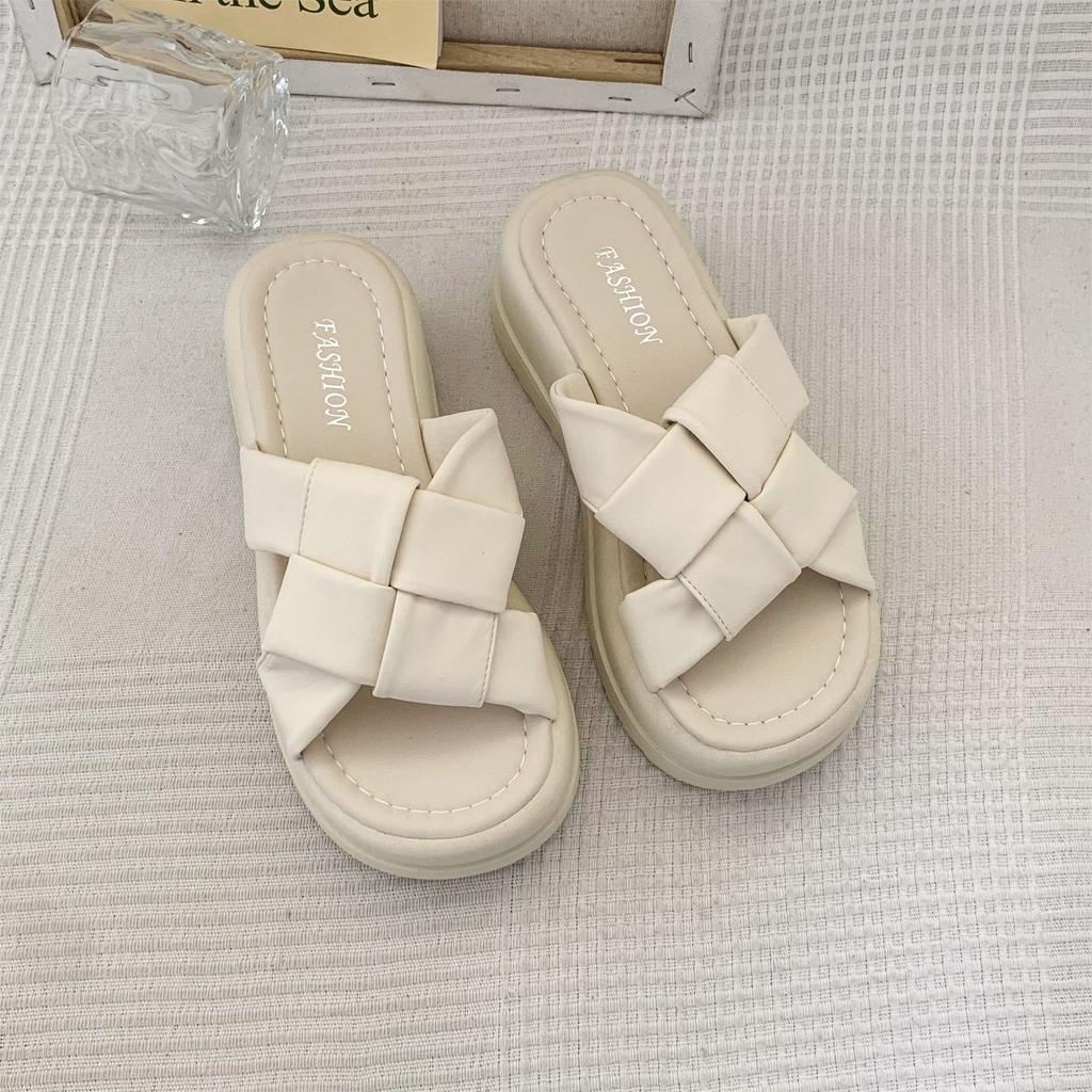 Schwarze Plateauslipper mit Absatz für Damen Sommer 2025 neu Französische High-End-Mode Strandsandalen