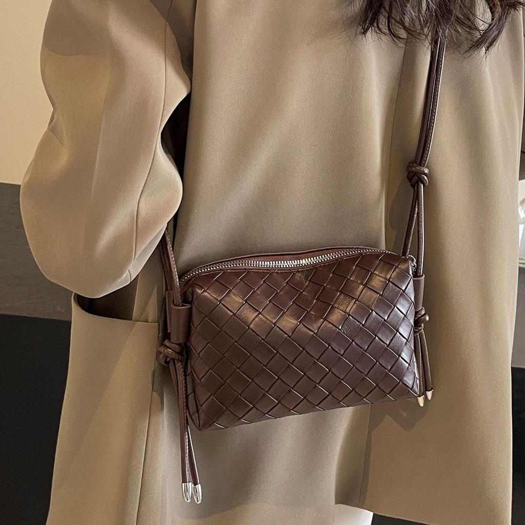 Summer Niche Portable Woven Bag Women's 2025 New Fashion Versatile Messenger Bag Single Shoulder Underarm Bag Pillow Bag