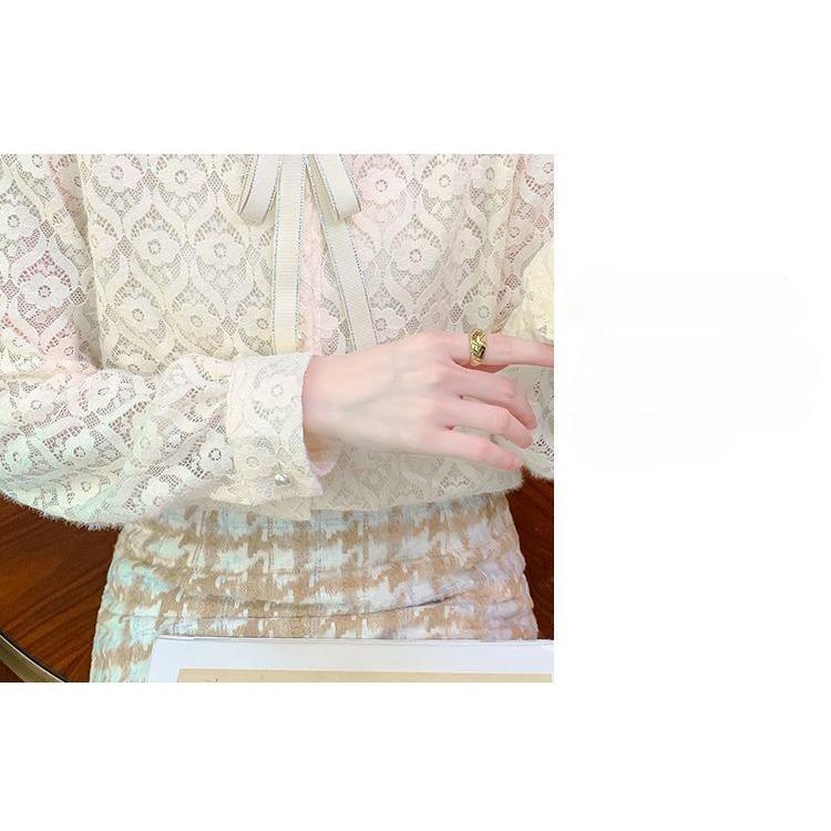 Bleiben Sie im Trend mit dieser stilvollen Spitzenbluse - Perfekt für einen anspruchsvollen Look