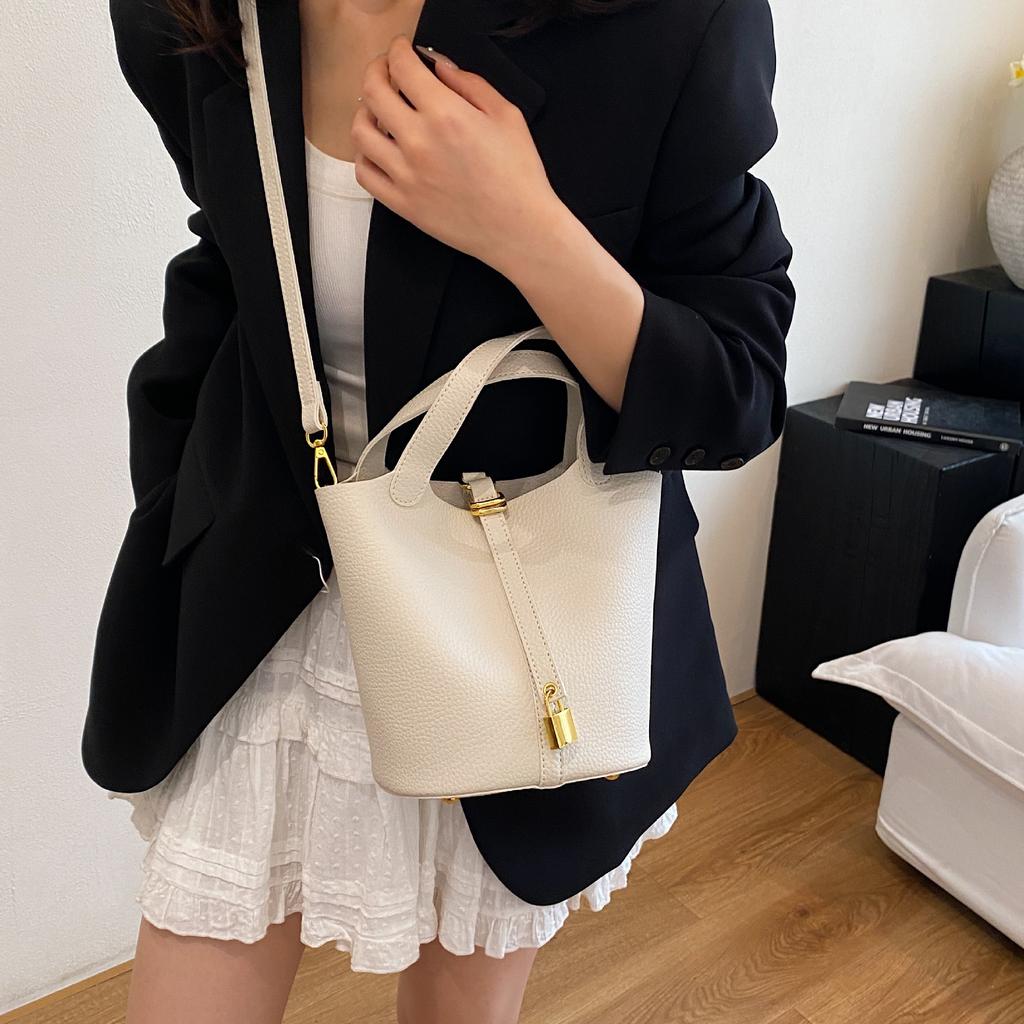 Large capacity hand carrying bucket bag women's 2025 new summer Korean version fashion casual shoulder bag premium messenger bag