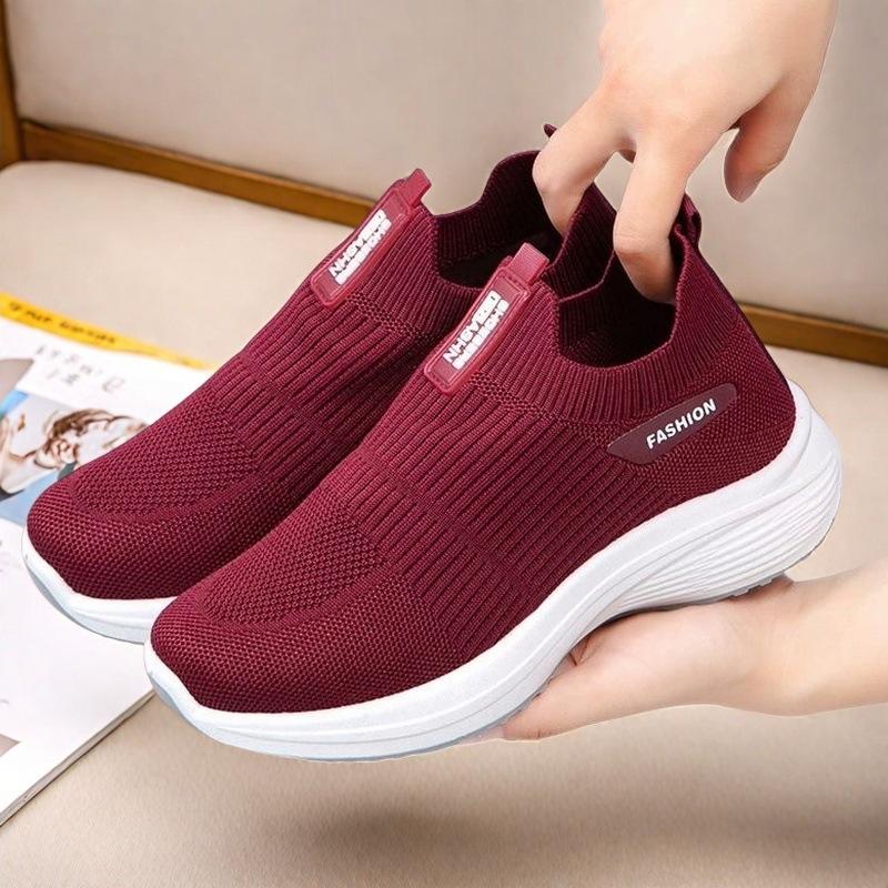 New fly-woven sneakers one-pedal old Beijing cloth shoes women's soft-soled mother shoes women's shoes walking shoes advanced sense