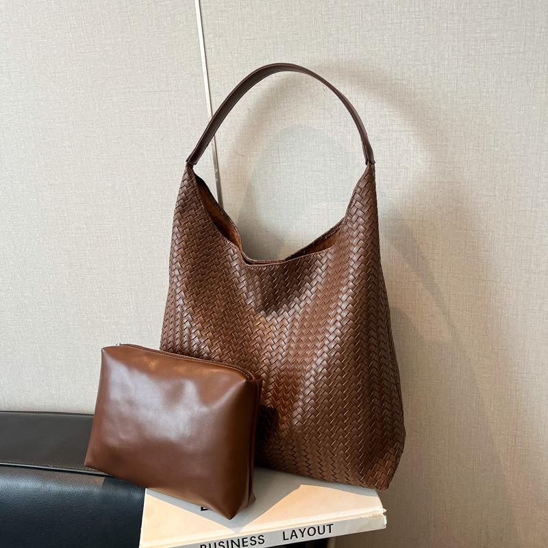 Retro portable bucket bag women's autumn and winter new large-capacity woven shoulder bag commuter tote bag