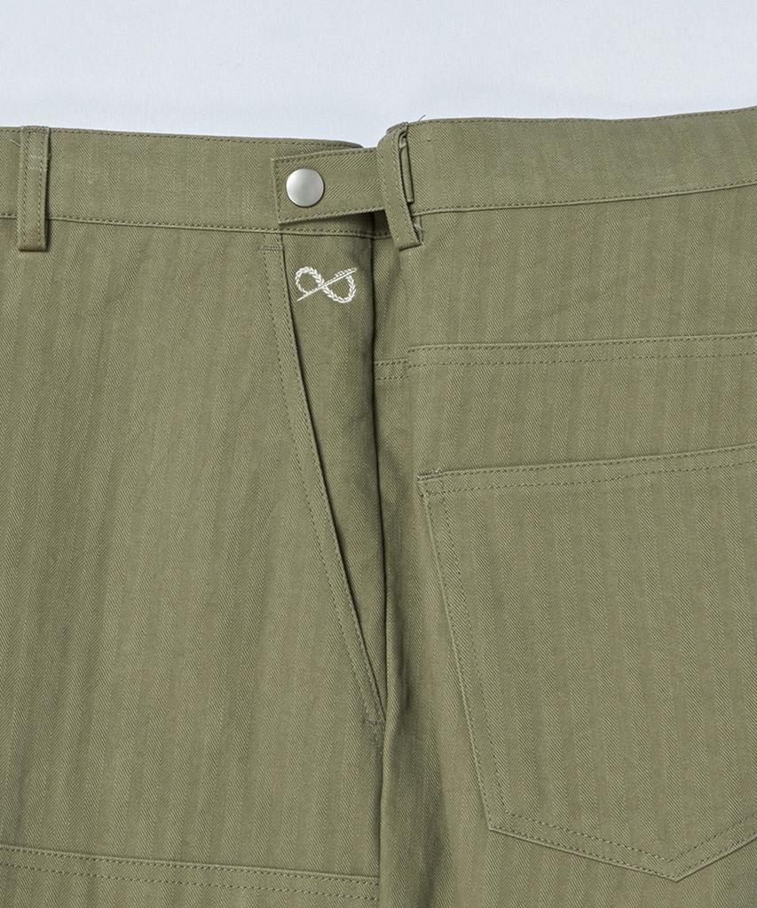 BEYOND CLOSET [Collection Line] Herringbone Texture Cutting Detail Carpenter Pants Khaki