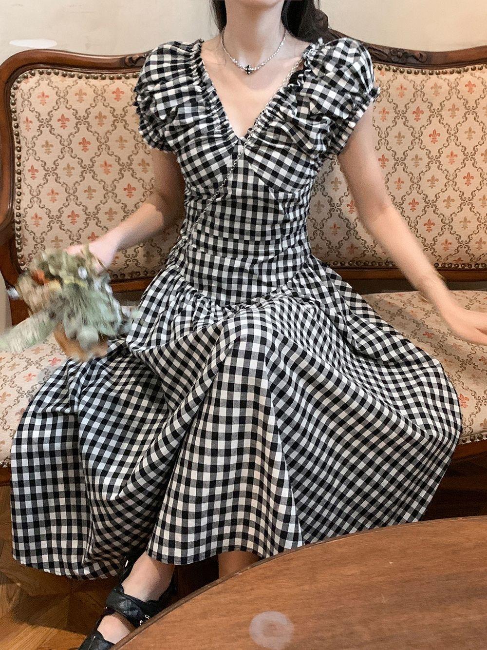 

Новое летнее черно-белое платье в клетку с V-образным вырезом.