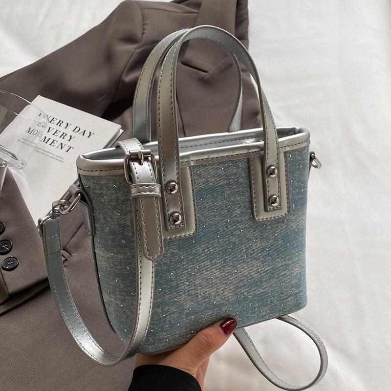 

Корейская версия популярной нишевой повседневной контрастной джинсовой портативной сумки-ведра для поездок на работу, универсальная, с персонализированной текстурой, сумка-мессенджер для женщин