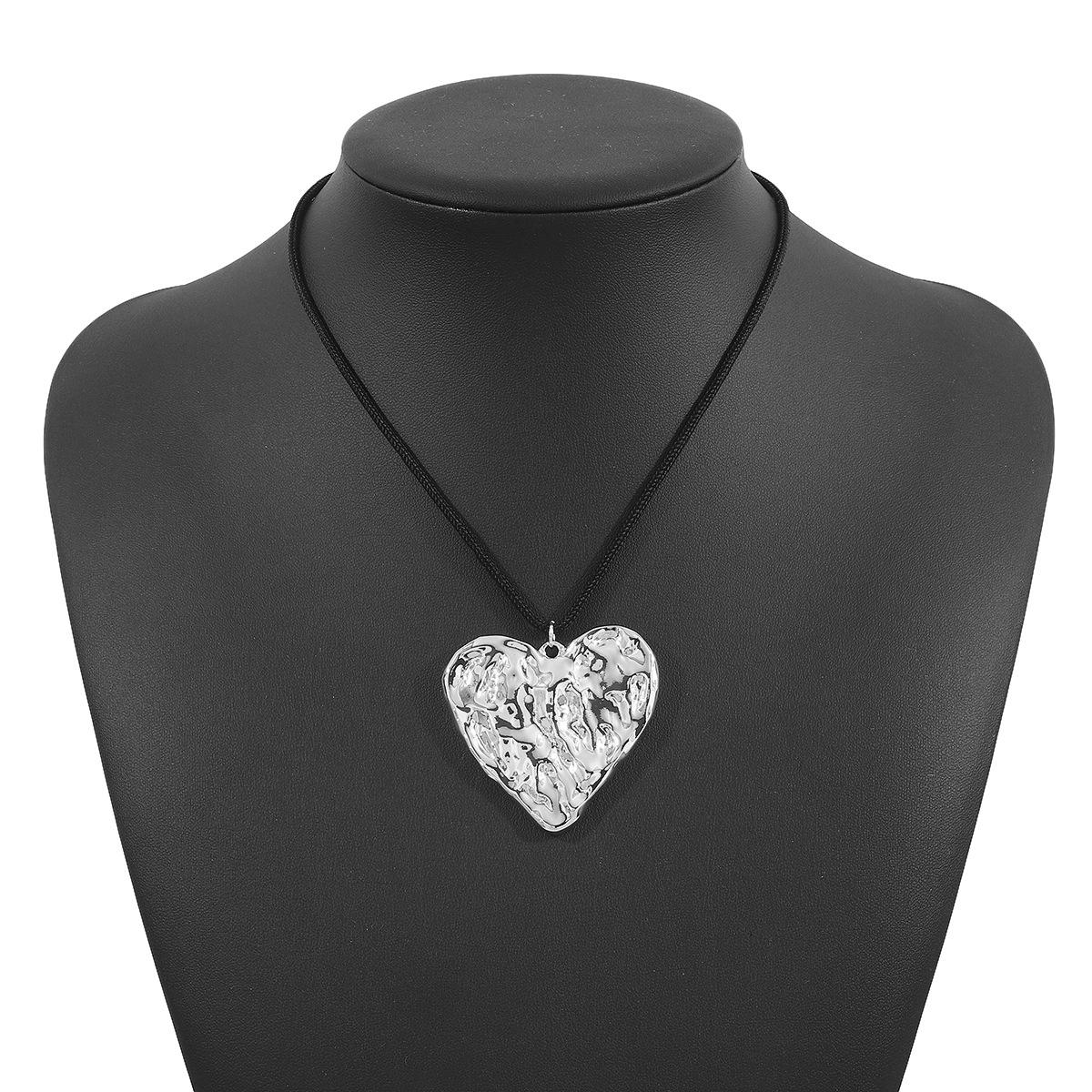 

Fashion retro alloy love pendant necklace, temperament versatile drawstring heart-shaped collarbone chain for women
