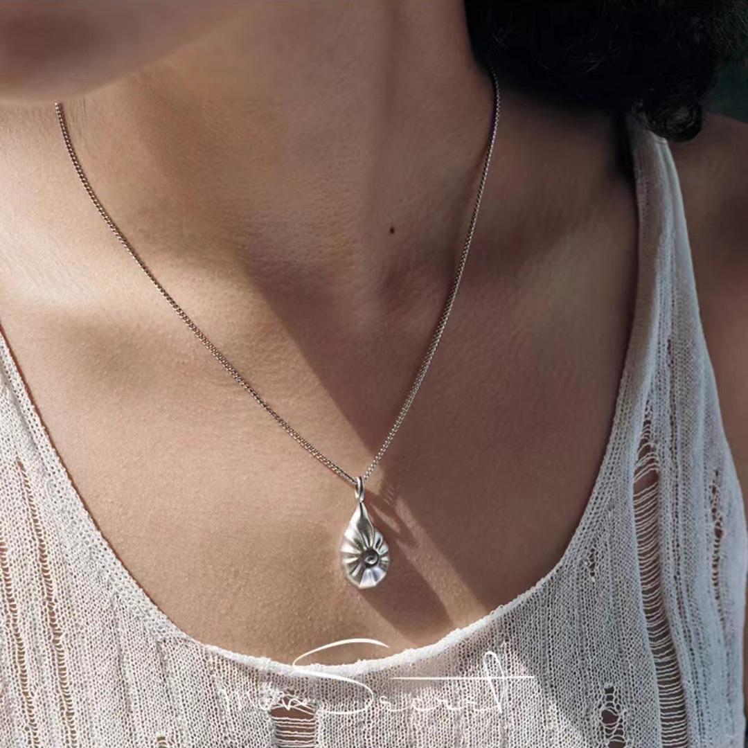 

Teardrop Pleated Shell Necklace: Versatile Elegance for Everyday Wear