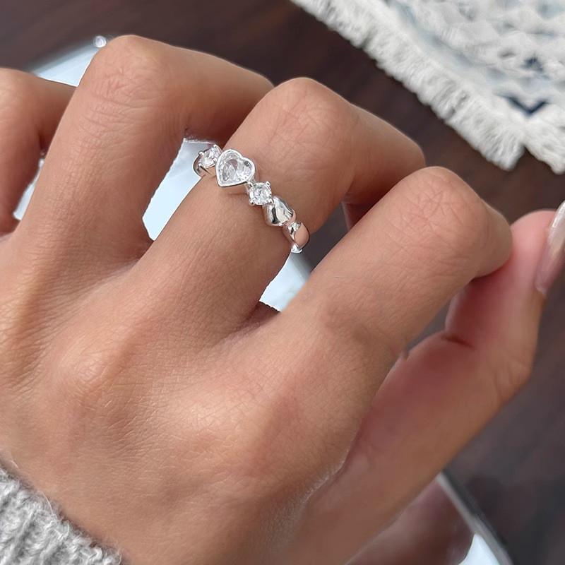 

Потрясающее серебряное кольцо S925 в форме сердца, созданное для женщин, с элегантными циркониевыми камнями для изысканного стиля. J6044