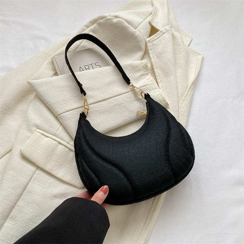 Минималистичная однотонная сумка через плечо с шикарной текстурой чёрный