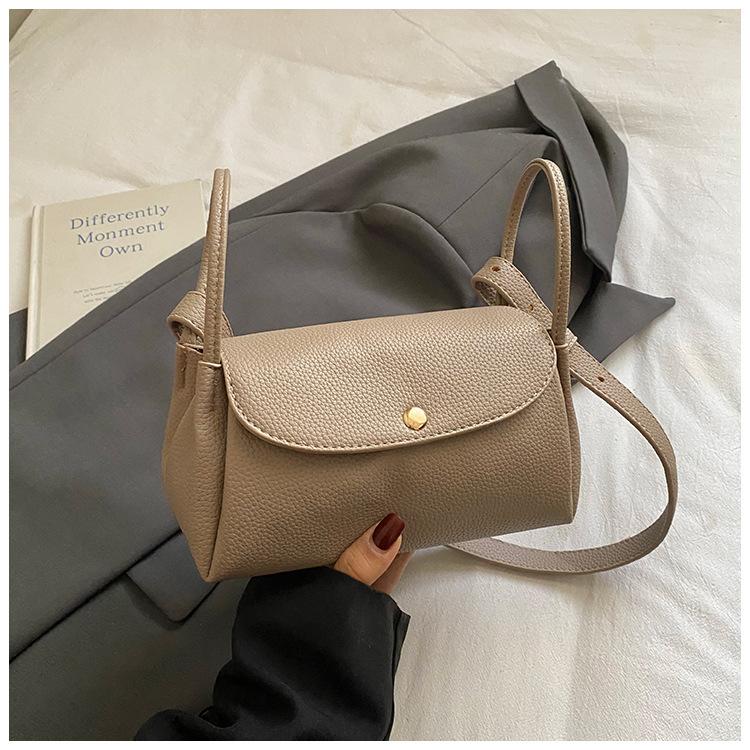

Winter new popular solid color messenger bag simple niche high value casual trend fashion women s bag хакі