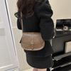Today's popular bags are winter new simple and fashionable messenger bags, casual and fashionable one-shoulder underarm saddle bags.