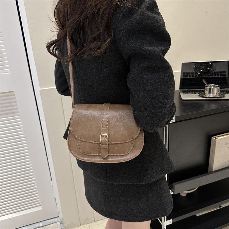 Today's popular bags are winter new simple and fashionable messenger bags, casual and fashionable one-shoulder underarm saddle bags.