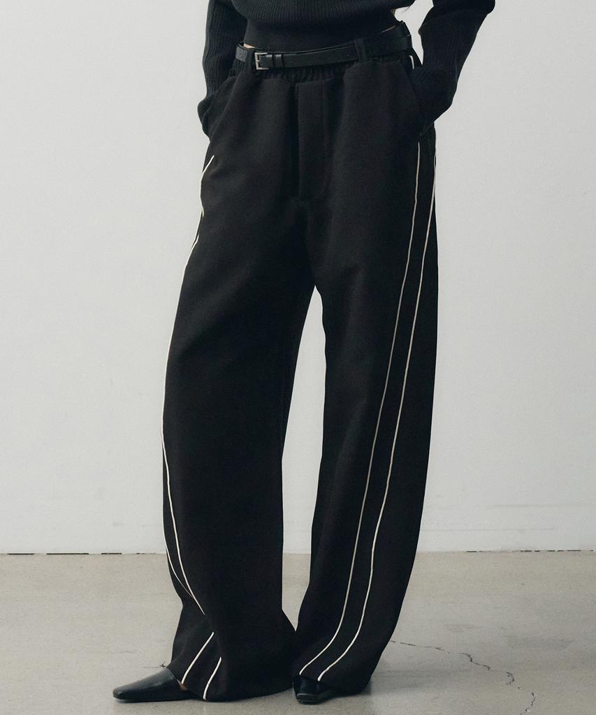 NOIRER FOR WOMAN Piping Curved Track Pants (Black)