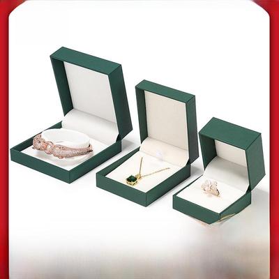 Hochwertige Schmuckschatulle aus Leder für Ringe, Armbänder und Halsketten