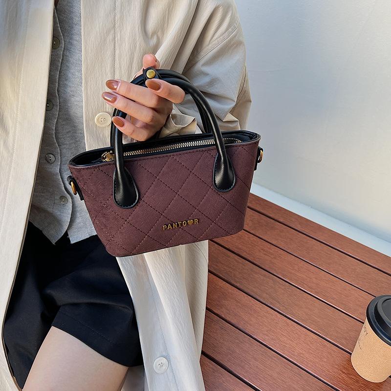 This year, the popular diamond small bag women's autumn and winter versatile 2025 new retro messenger bag ins portable bucket bag