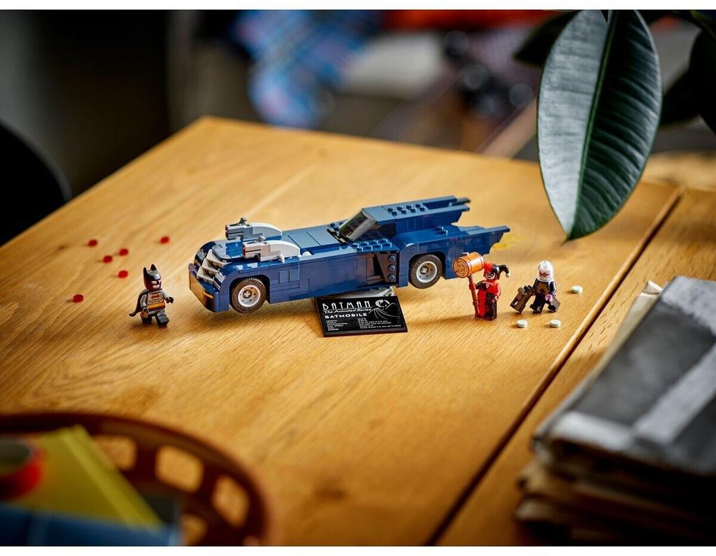 LEGO Constructor DC Comics Super Heroes – Batman In the Batmobile Vs. Harley Quinn and Mr. Freeze (76274)