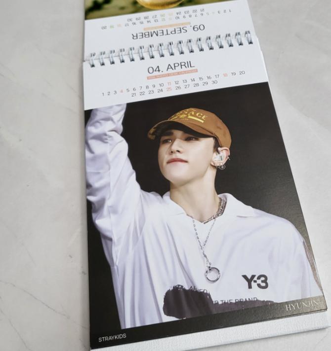 Stray Kids Hyunjin Stolní kalendář 2026 & 2027 K-pop Fanouškovské zboží