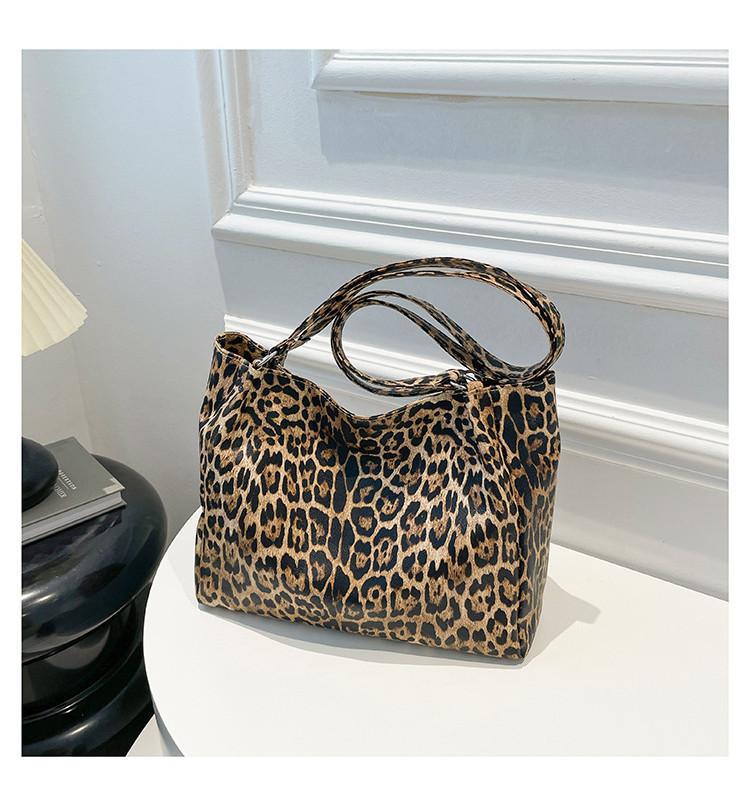 

And Chic Spacious Crossbody Bag With Trendy Leopard Print And Durable Pu Material For Outings Casual коричневый