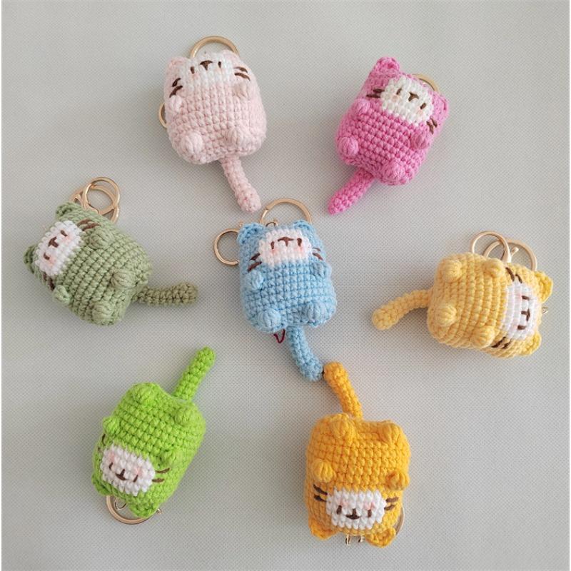 Uncinetto fatto a mano, ciondolo gatto biscotto, piccoli accessori tessuti con filato da tessitura, accessori carini da appendere alla borsa a cartoni animati, con portachiavi, regalo di Natale
