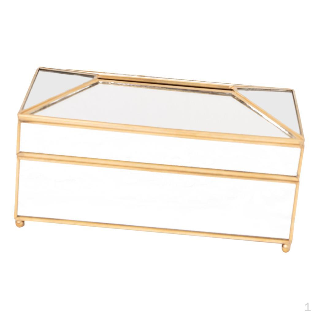 

Салфетки в коробке для салфеток