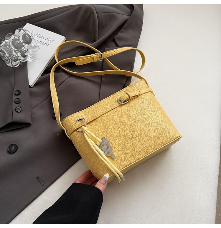 

Spring 2025 new popular temperament personalized shoulder bag women s trend texture niche design foreign style messenger bag жёлтый