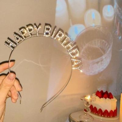 Stirnband mit kubischen Buchstaben für Geburtstagsfeier