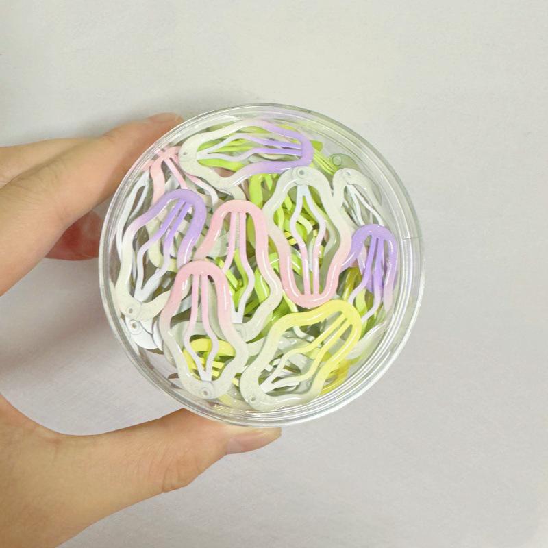 Y2K Star Hair Clips: Cute Five-Pointed Star Accessories for Kids' Side Bangs.