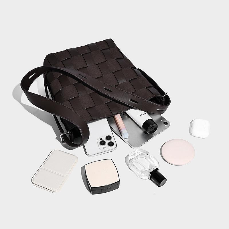 Niche Vacation Style Woven Bucket Bag for Women 2025 New Large Capacity Commuter Shoulder Bag Crossbody Bag