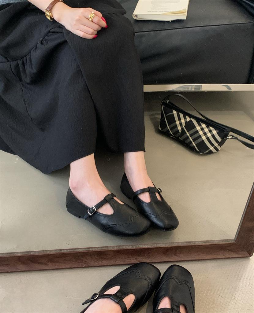 Inside and outside full leather comfortable flat-bottomed small leather shoes women's 2025 spring new round head T-buckle flat heel single shoes wom