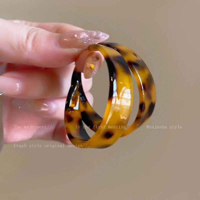 

Maillard atmosphere cold wind leopard print earrings female, niche design temperament personalized earrings earrings 925 silver needle