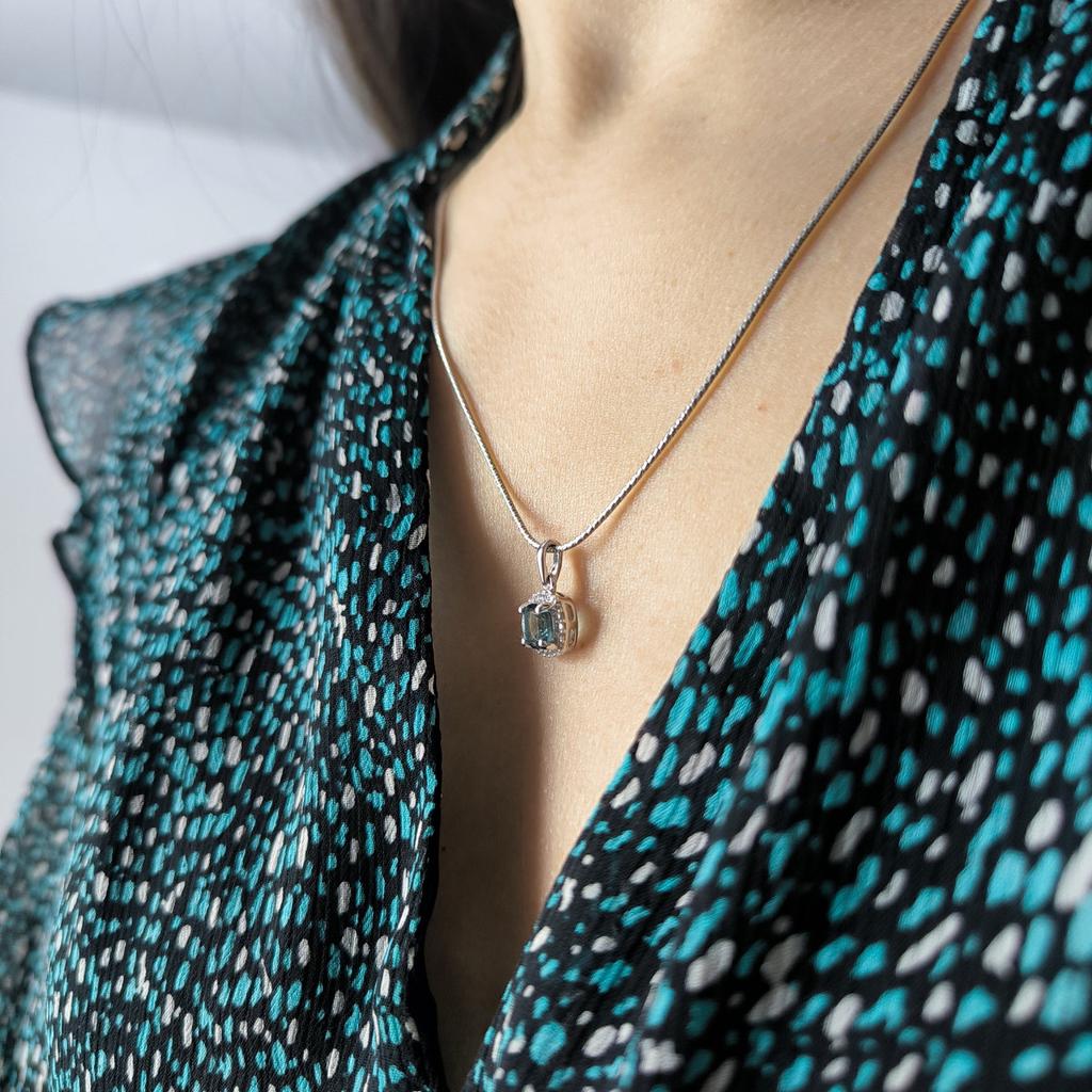 Серебряная подвеска с топазом Лондон Блю 1.062ct, фианитами (2204473)