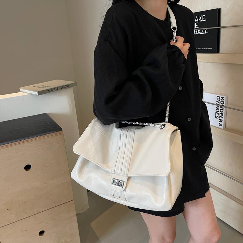 Large Capacity Women's Bag Single Shoulder Adorned Crossbody Bag Monochromatic Chain Classic Fashion Trend Black and White
