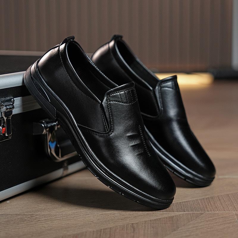 

Мягкие кожаные мужские туфли, деловые кожаные туфли, модный стиль, одна нога Мягкие кожаные мужские туфли, деловые кожаные туфли, модный стиль, одна нога 44